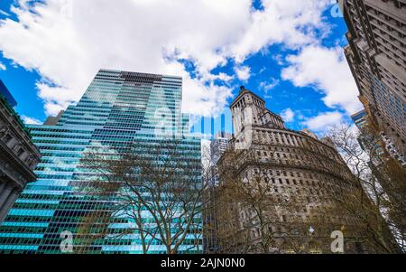 Von unten nach oben Blick auf die Wolkenkratzer in Manhattan NYC Reflex Stockfoto