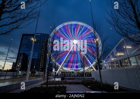 BIRMINGHAM, Großbritannien - 15 Dezember, 2019: Lange Belichtung Foto erfassen Union Jack geformte Lichter der großen Rad fahren in der Dämmerung Stockfoto