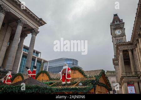 BIRMINGHAM, Großbritannien - 15 Dezember, 2019: Victoria Square trading Dach stall in festliche Dekorationen während der jährlichen Frankfurter Weihnachtsmarkt Stockfoto