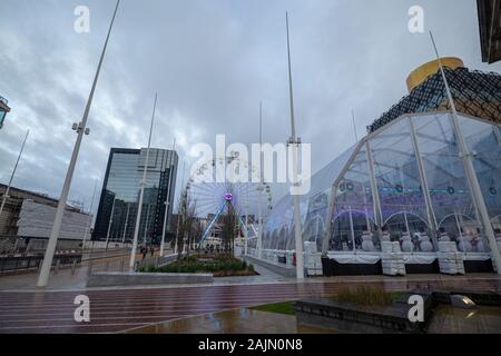 BIRMINGHAM, Großbritannien - 15 Dezember, 2019: Großes Rad fahren ice Ring am Centenary Square, während der jährlichen Frankfurter Weihnachtsmarkt Stockfoto