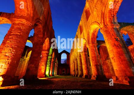 Fountains Abbey Schiff während einer Weihnachten bunte Lichter Stockfoto