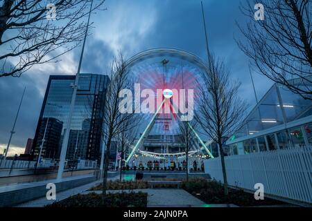 BIRMINGHAM, Großbritannien - 15 Dezember, 2019: Lange Belichtung Foto erfassen herzförmige Lichter der großen Rad fahren Stockfoto