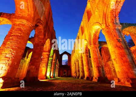 Fountains Abbey Schiff während einer Weihnachten bunte Lichter Stockfoto