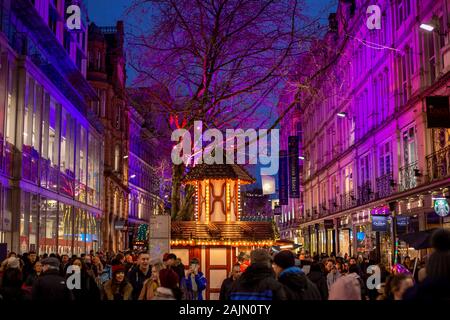 BIRMINGHAM, Großbritannien - 15 Dezember, 2019: Neue Straße in buntes Licht während der jährlichen Frankfurter Weihnachtsmarkt Stockfoto