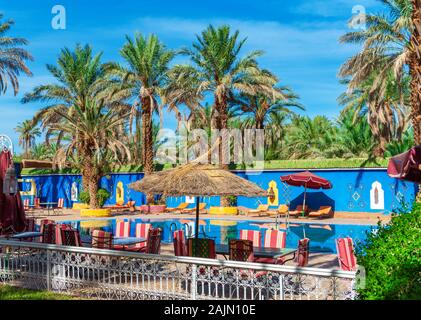 ZAGORA, MAROKKO - November 12, 2019: Pool im Riad Dar Sofian Hotel Stockfoto