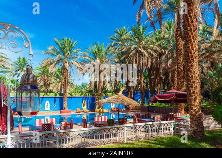 ZAGORA, MAROKKO - November 12, 2019: Pool im Riad Dar Sofian Hotel Stockfoto