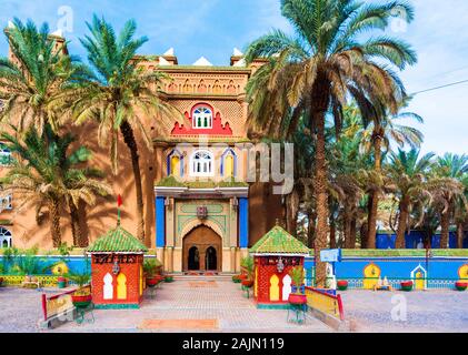 ZAGORA, MAROKKO - November 12, 2019: Blick auf die Fassade des Hotel Riad Dar Sofian Stockfoto