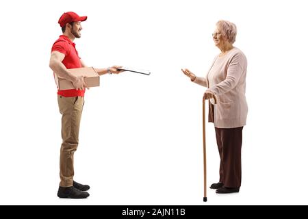 Volle Länge Profil Schuß eines Delivery Man Übergabe ein Paket an eine ältere Frau auf weißem Hintergrund Stockfoto