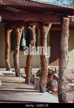 Eine skurrile und rustikalem Design für Bäume in Rinde als Unterstützung Spalten für ein Portal zu einem Wohnsitz im Artisan Stadt TUBAC, AZ, USA Stockfoto