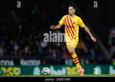 Barcelona, Katalonien, Spanien. Am 4. Januar, 2020. Januar 4, 2020 - Cornella - El Prat, Barcelona, Spanien - Santander LaLiga - RCD Espanyol v FC Barcelona; Sergio Busquets des FC Barcelona den Ball. Quelle: Eric Alonso/ZUMA Draht/Alamy leben Nachrichten Stockfoto