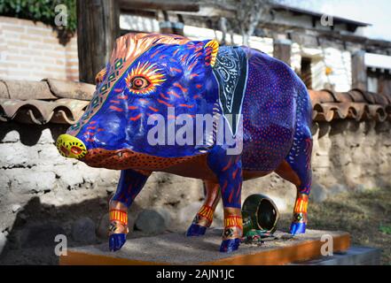 Kunstvoll bemalten Javelina Skulpturen von lokalen Künstlern geschaffen für die Parade der Javelinas", eine Ausstellung in der Artisan Stadt TUBAC, AZ, USA Stockfoto