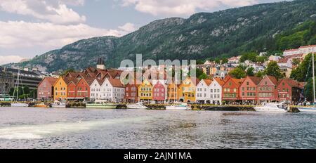 Bergen, Norwegen. Blick auf historische Gebäude in Bryggen. Hanseatic Wharf in Bergen, Norwegen, 28. Juli 2019. UNESCO. Berühmten Bryggen Straße mit Holz- Stockfoto