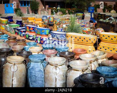 Ein buntes Sortiment von primitiven Stil Töpfe und sortierte bunte Pflanzer in der mexikanischen Designs im La Paloma, in der Handwerker Stadt TUBAC, AZ, USA Stockfoto