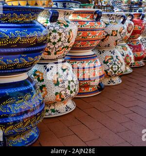 Eine Nahaufnahme von Bunte, mit Blumenmustern dekorative Mexikanischen Töpfe angezeigt bei Store in der Artisan Stadt TUBAC, AZ, USA Stockfoto