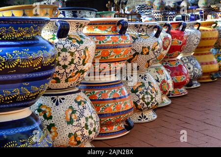 Eine Nahaufnahme von Bunte, mit Blumenmustern dekorative Mexikanischen Töpfe bei Store in der Artisan Stadt TUBAC, AZ gestapelt Stockfoto