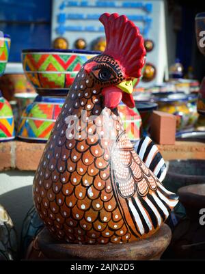 Eine auffällige Hahn Figur aus Ton auf La Paloma in artisan Stadt TUBAC, AZ Stockfoto