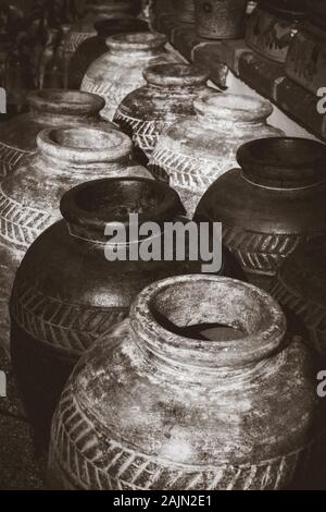 Eine Übersicht über Erdfarbenem primitive Stil Tontöpfen auf Anzeige an einen Store in der Artisan Stadt TUBAC, AZ, in Schwarz und Weiß Stockfoto