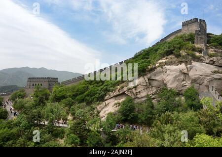 Eine strategische Badaling Pass durch eine Schlucht in der Jundu Bergen, ist die einfachste großen Abschnitt der Großen Mauer von Peking zu kommen, und der geschäftigsten b Stockfoto