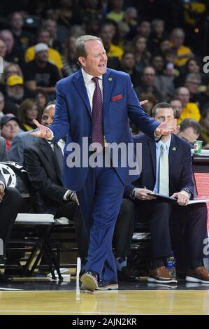 Wichita, Kansas, USA. 04 Jan, 2020. Ole Miss Rebels Haupttrainer Kermit Davis sucht eine Erklärung auf einem Anruf während der NCAA Basketball Spiel zwischen den Ole Miss Rebels und die Wichita State Shockers an Charles Koch Arena in Wichita, Kansas. Kendall Shaw/CSM/Alamy leben Nachrichten Stockfoto