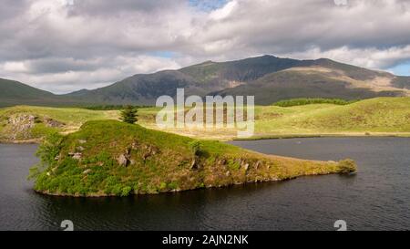 Snowdon Mountain steigt von der Küste von Llyn y Dywarchen, einem kleinen See ar Rhyd-Ddu im Snowdonia National Park, North Wales. Stockfoto