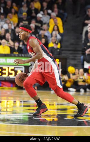 Wichita, Kansas, USA. 04 Jan, 2020. Ole Miss Rebels guard Devontae Shuler (2) übernimmt den Ball während der NCAA Basketball Spiel zwischen den Ole Miss Rebels und die Wichita State Shockers an Charles Koch Arena in Wichita, Kansas. Kendall Shaw/CSM/Alamy leben Nachrichten Stockfoto