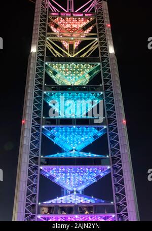 Die multi Funktion Sendemast oder Linglong Tower in der Beijing Olympic Park abends beleuchtet mit mehreren Farben in Peking, China. Stockfoto