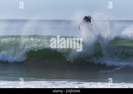 Surfer ist auf den Kopf und fallen nach dem Wischen auf große Welle reiten in Kalifornien. Stockfoto