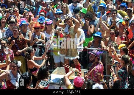 Rio de Janeiro, 31. Januar 2016. Die Nachtschwärmer Spiel während der Parade der Fogo und Weiterempfehlen Block, in den Straßenkarneval von Rio de J Stockfoto