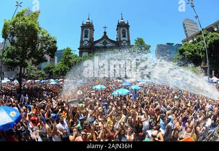 Rio de Janeiro, 31. Januar 2016. Die Nachtschwärmer Spiel während der Parade der Fogo und Weiterempfehlen Block, in den Straßenkarneval von Rio de J Stockfoto