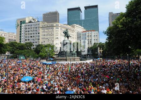 Rio de Janeiro, 31. Januar 2016. Nachtschwärmer füllen die Tiradentes Square im Zentrum von Rio, während der Parade der Toca Raul Block, in der Straße ca Stockfoto