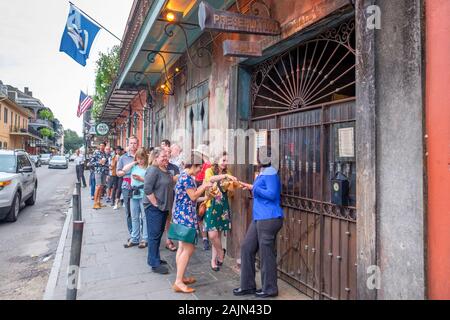 Menschen in Zeile außerhalb Preservation Hall jazz Musik warten, New Orleans, Louisiana, USA Stockfoto