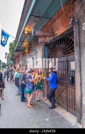 Menschen in Zeile außerhalb Preservation Hall jazz Musik warten, New Orleans, Louisiana, USA Stockfoto