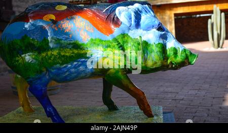 Künstlerisch Javelina Skulptur Darstellung wüste Szene durch lokale Künstler für das Projekt gemalt", Javelinas on Parade", in Tubac, AZ, USA Stockfoto