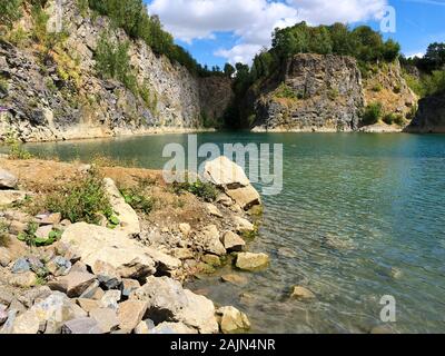 Steinbruch und Tauchplatz überflutet. Berühmte Ort für frisches Wasser Taucher und Freizeitaktivitäten Attraktion. Steinbruch nun von Tauchern erkundet werden. Adrenalin hobby Stockfoto