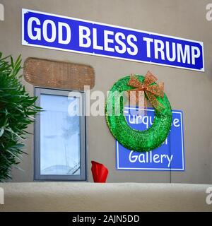 Handel Geschenke Shop und Galerie zeigt eine große Outdoor Banner erklärte "Gott segne Trumpf", eine rechtsgerichtete politische Botschaft an Touristen in Tubac, AZ, Stockfoto