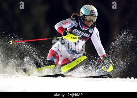 Zagreb, Kroatien. 04 Jan, 2020. (200105) - Zagreb, Januar 5, 2020 (Xinhua) - Wendy Holdener in der Schweiz konkurriert beim Slalom Rennen der FIS Ski World Cup Frauen in Zagreb, Kroatien, Jan. 4, 2020. Quelle: Xinhua/Alamy leben Nachrichten Stockfoto