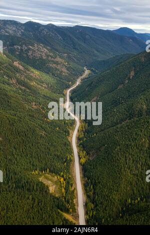 Luftaufnahme von einer malerischen Straße im Tal um die Kanadische Berglandschaft Stockfoto