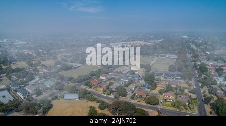 Wohngebiete von Greater Melbourne unter Rauch, Dunst von Buschbränden - Luftbild Stockfoto