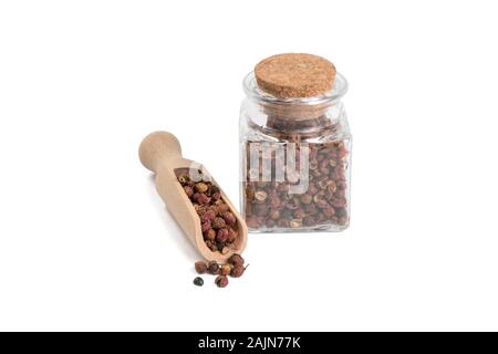 Sichuan Pfeffer in Holz und Glas auf weißem Hintergrund. Lebensmittelzutat. Stockfoto