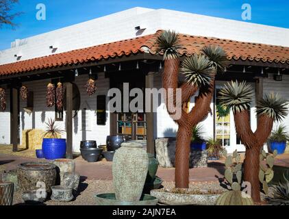 Erstaunlich metall Skulpturen von Joshua Tree Kakteen auf Anzeige außerhalb des ZForrest Fine Art & Modern Galerie im alten adobe Backsteingebäude in Tubac, AZ Stockfoto