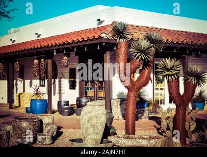 Erstaunlich metall Skulpturen von Joshua Tree Kakteen auf Anzeige außerhalb des ZForrest Fine Art & Modern Galerie im alten adobe Backsteingebäude in Tubac, AZ Stockfoto