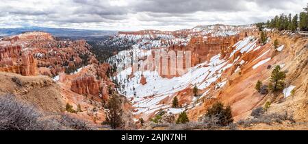 Bryce Canyon National Park an einem sonnigen und schneereichen Tag im April Stockfoto