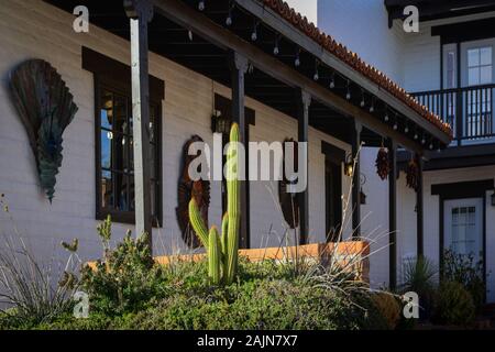 In der Nähe von Wall Art und Cactus begrüßen Besucher ZForrest Kunst und zeitgenössische Kunsthandwerk Küche in einem alten adobe Backsteingebäude in Tubac, AZ Stockfoto