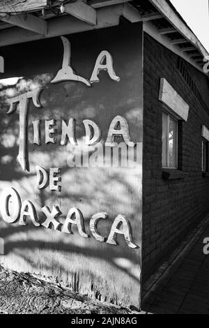 Ein historischer Altbau, La Tienda de Oaxaca, sobald der Speicher von Alfons Flores, aus Oaxaca, kam zum Will Rogers, Jr, in Tubac, AZ, in blac Stockfoto