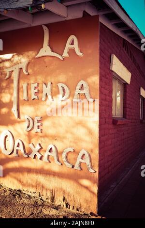 Ein historischer Altbau, La Tienda de Oaxaca, sobald der Speicher von Alfons Flores, aus Oaxaca, kam zum Will Rogers, Jr, in Tubac, AZ, USA arbeiten Stockfoto