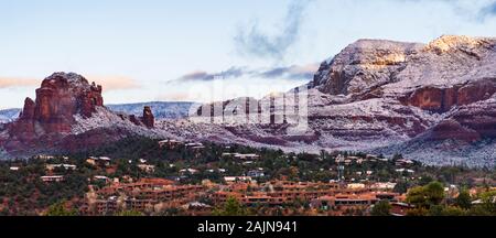 Top Aussicht auf Downtown Sedona, Arizona, auf einen Winter mit Schnee sunrise Red Rocks bedeckt. Ansicht der kundenspezifischen Häuser, Eigentumswohnungen, unternehmen. Stockfoto