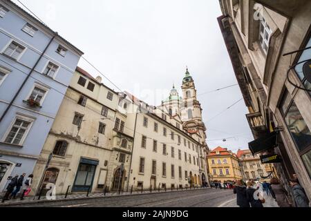 Prag, Tschechien - NOVEMBER 2, 2019: Kirche St. Nikolaus, auch genannt Kostel Svateho Mikulase, in Prag, Tschechische Republik, mit seiner Kuppel aus Karmel gesehen Stockfoto