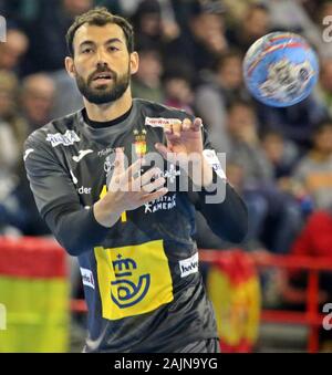 Torrelavega, Spanien. 04 Jan, 2020. Torrelavega, Spanien: Die spanische Spieler Daniel Sarmiento (11) erhält den Ball während des zweiten Tages der XLV internationalen Turnier von Spanien 2020 zwischen Spanien und Polen mit einer spanischen Sieg 35-31 an der Vicente Trueba Pavillon in Torrelavega, Spanien am 4. Januar 2020. (Foto von Alberto Brevers/Pacific Press) Quelle: Pacific Press Agency/Alamy leben Nachrichten Stockfoto