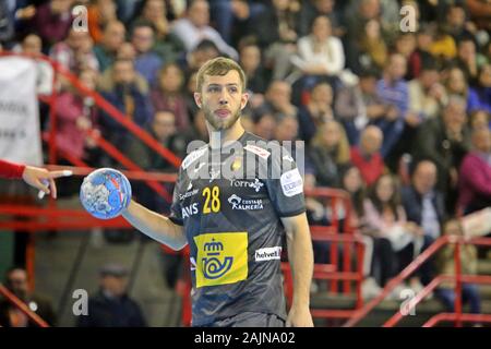 Torrelavega, Spanien. 04 Jan, 2020. Torrelavega, Spanien: Die spanische Spieler Aleix Gómez (28) mit der Kugel während des zweiten Tages der XLV internationalen Turnier von Spanien 2020 zwischen Spanien und Polen mit einer spanischen Sieg 35-31 an der Vicente Trueba Pavillon in Torrelavega, Spanien am 4. Januar 2020. (Foto von Alberto Brevers/Pacific Press) Quelle: Pacific Press Agency/Alamy leben Nachrichten Stockfoto