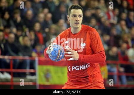 Torrelavega, Spanien. 04 Jan, 2020. Torrelavega, SPANIEN: Polnische Spieler Maciej Pilitowski (20) mit der Kugel während des zweiten Tages der XLV internationalen Turnier von Spanien 2020 zwischen Spanien und Polen mit einer spanischen Sieg von 35-31 an der Vicente Trueba Pavillon in Torrelavega, Spanien am 4. Januar 2020. (Foto von Alberto Brevers/Pacific Press) Quelle: Pacific Press Agency/Alamy leben Nachrichten Stockfoto